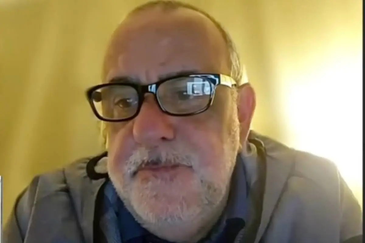 primer plano del rostro de Roberto Dueñas