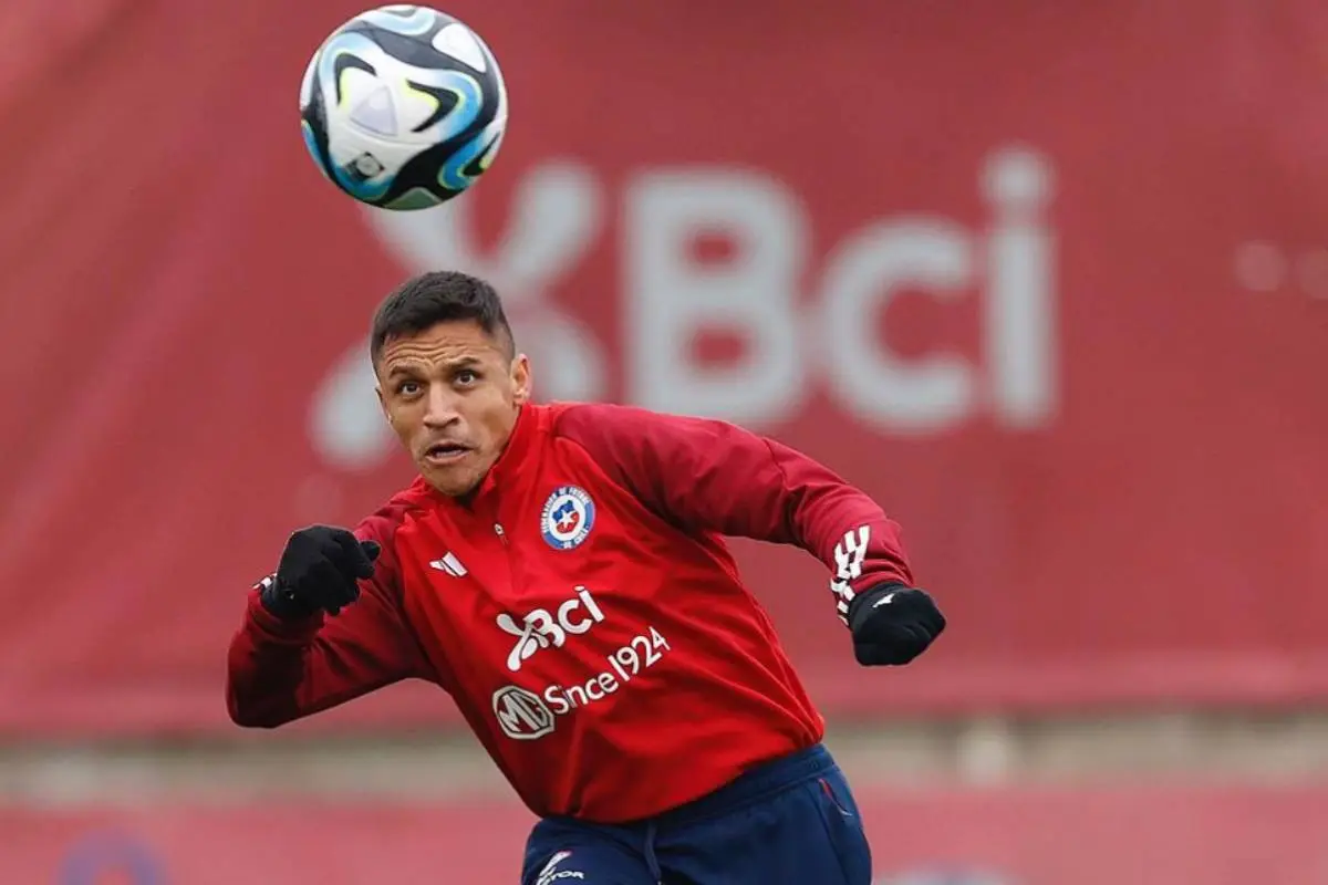 plano general de Alexis Sánchez entrenando en la Roja