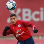 plano general de Alexis Sánchez entrenando en la Roja