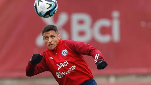 plano general de Alexis Sánchez entrenando en la Roja