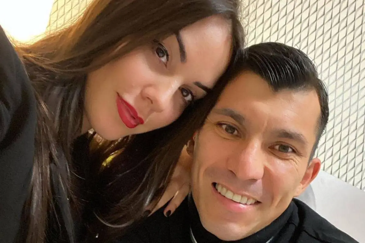Gary Medel y Cristina Morales
