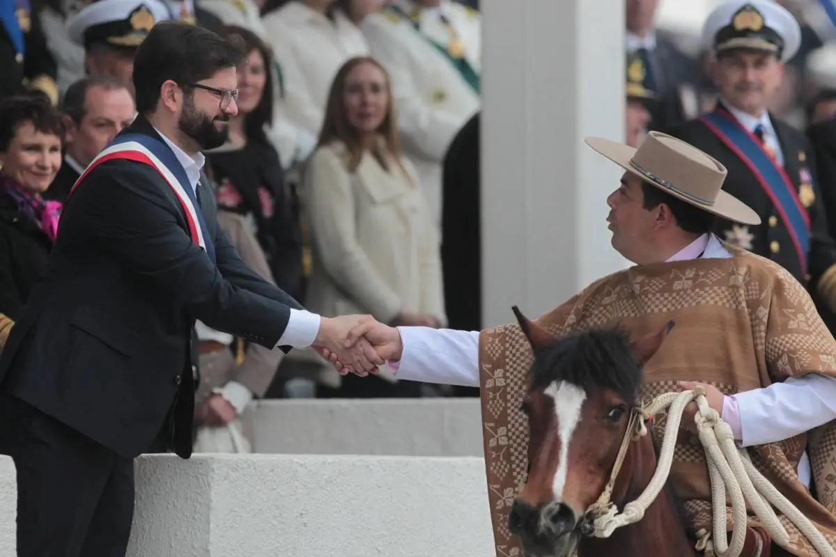 Parada Militar 2023, 19 DE SEPTIEMBRE 2023 /SANTIAGOEl presidente de la República, Gabriel Boric, recibe la tradicional chicha en cacho.Efectivos de las fuerzas armadas marchan en la Parada Militar 2023, en honor a las Glorias del Ejército.FOTO: LUKAS SOLIS / AGENCIA UNO