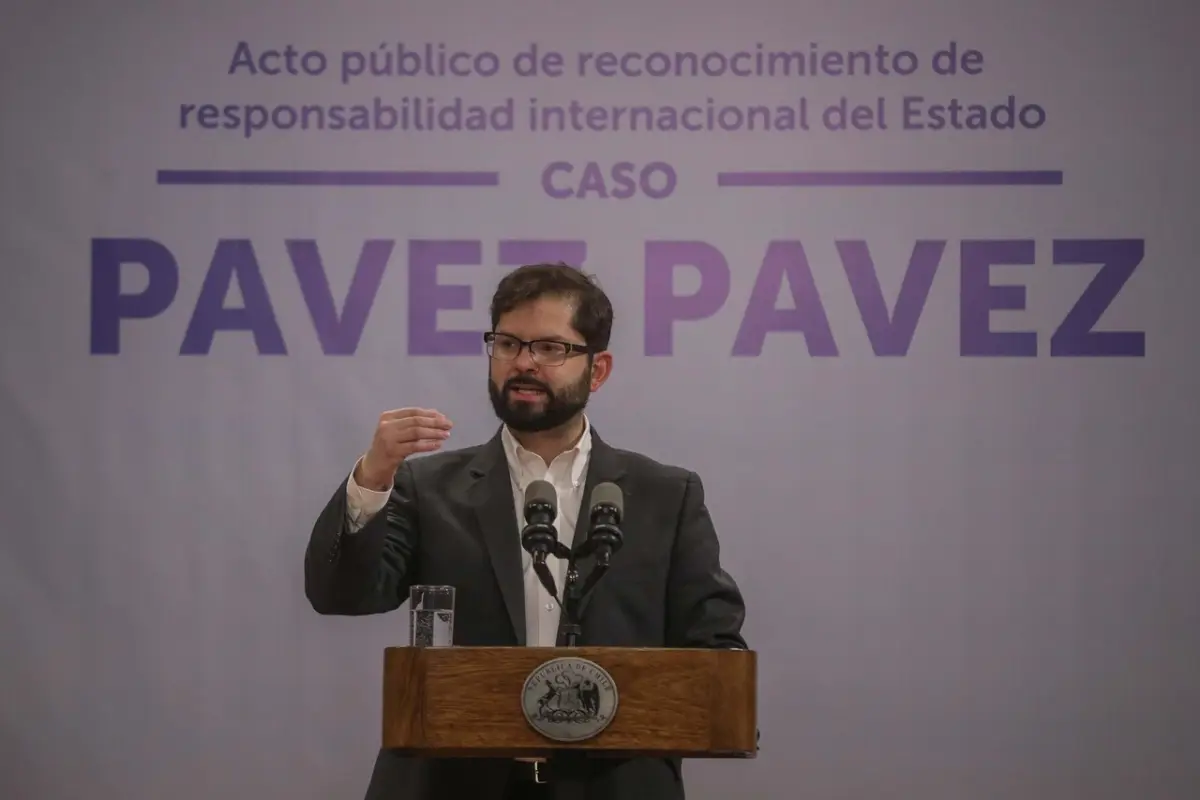 Gabriel Boric frente a un micrófono