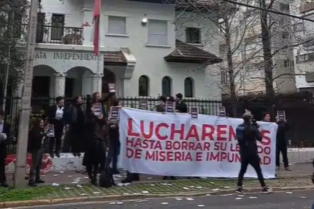 ¡Impactante-protesta-Manifestantes-se-encadenan-en-la-sede-de-la-UDI, 