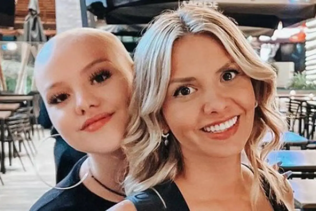 plano medio de Nicole Pérez y su hija