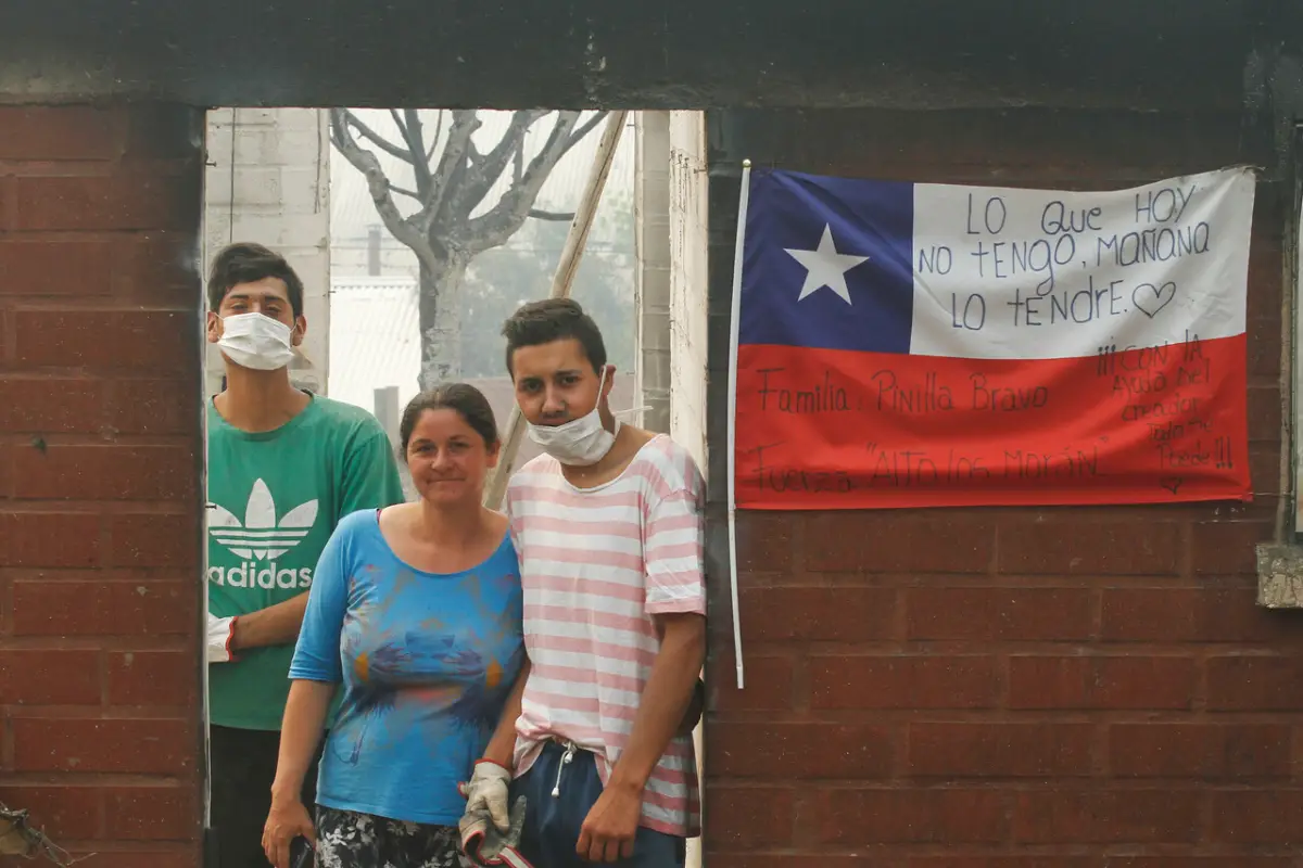 plano general de bandera chilena en una casa