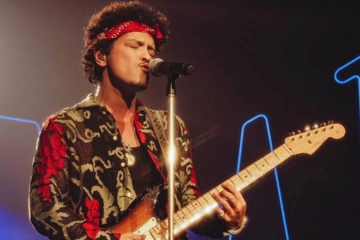 plano medio de Bruno Mars