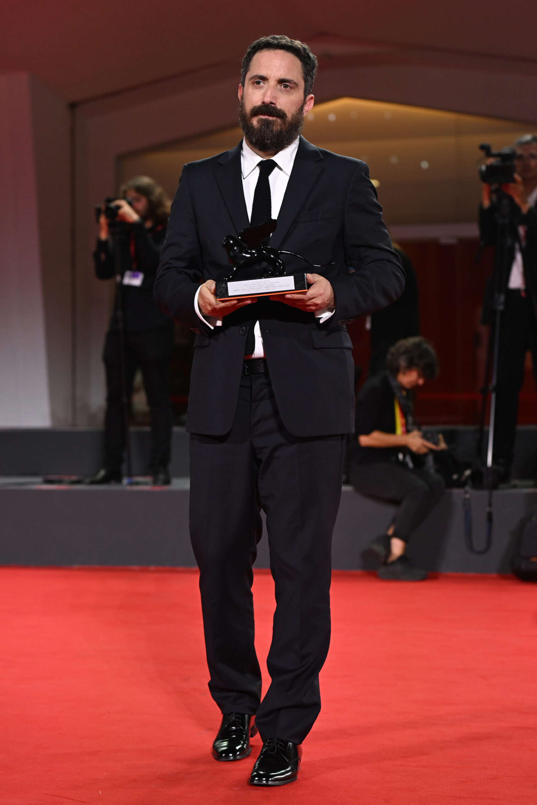 Pablo Larraín en el festival de cine de venecia / VENICE, ITALY - SEPTEMBER 09: Pablo Larrain poses with the Lion for Best Screenplay for his film 'El Conde' during the winner's photocall at the 80th Venice International Film Festival on September 09, 2023 in Venice, Italy. (Photo by Kate Green/Getty Ima