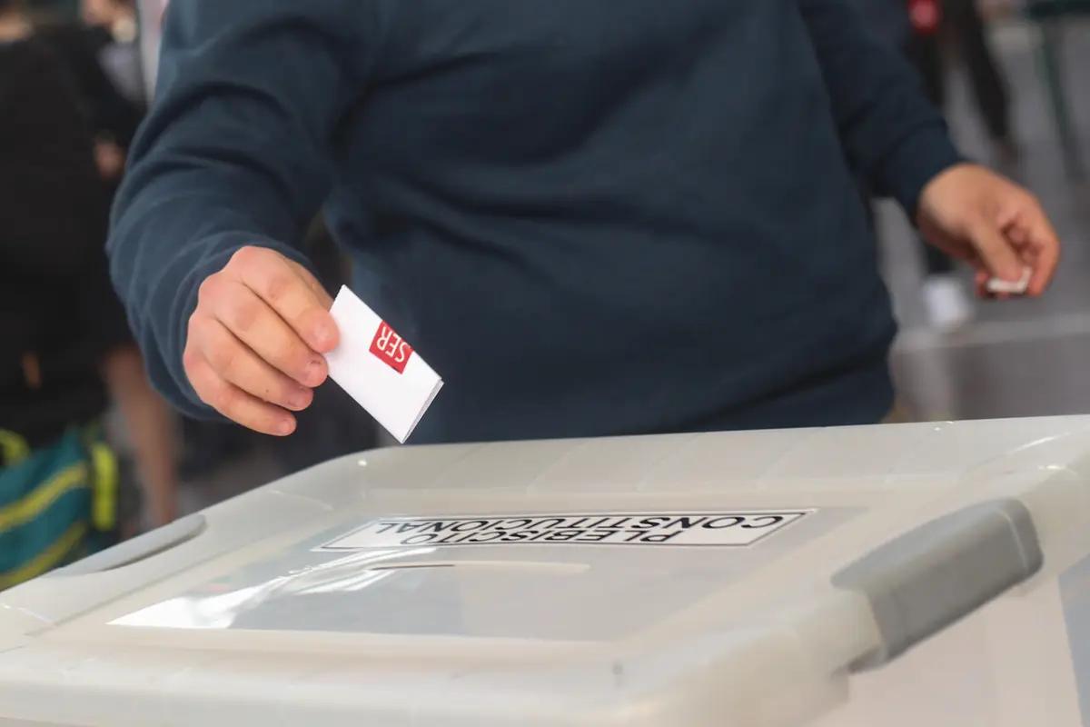 Una mujer emitiendo su voto en el plebiscito