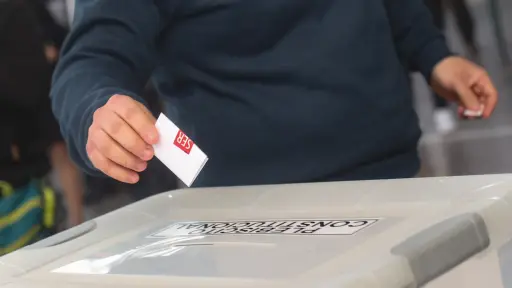 Una mujer emitiendo su voto en el plebiscito