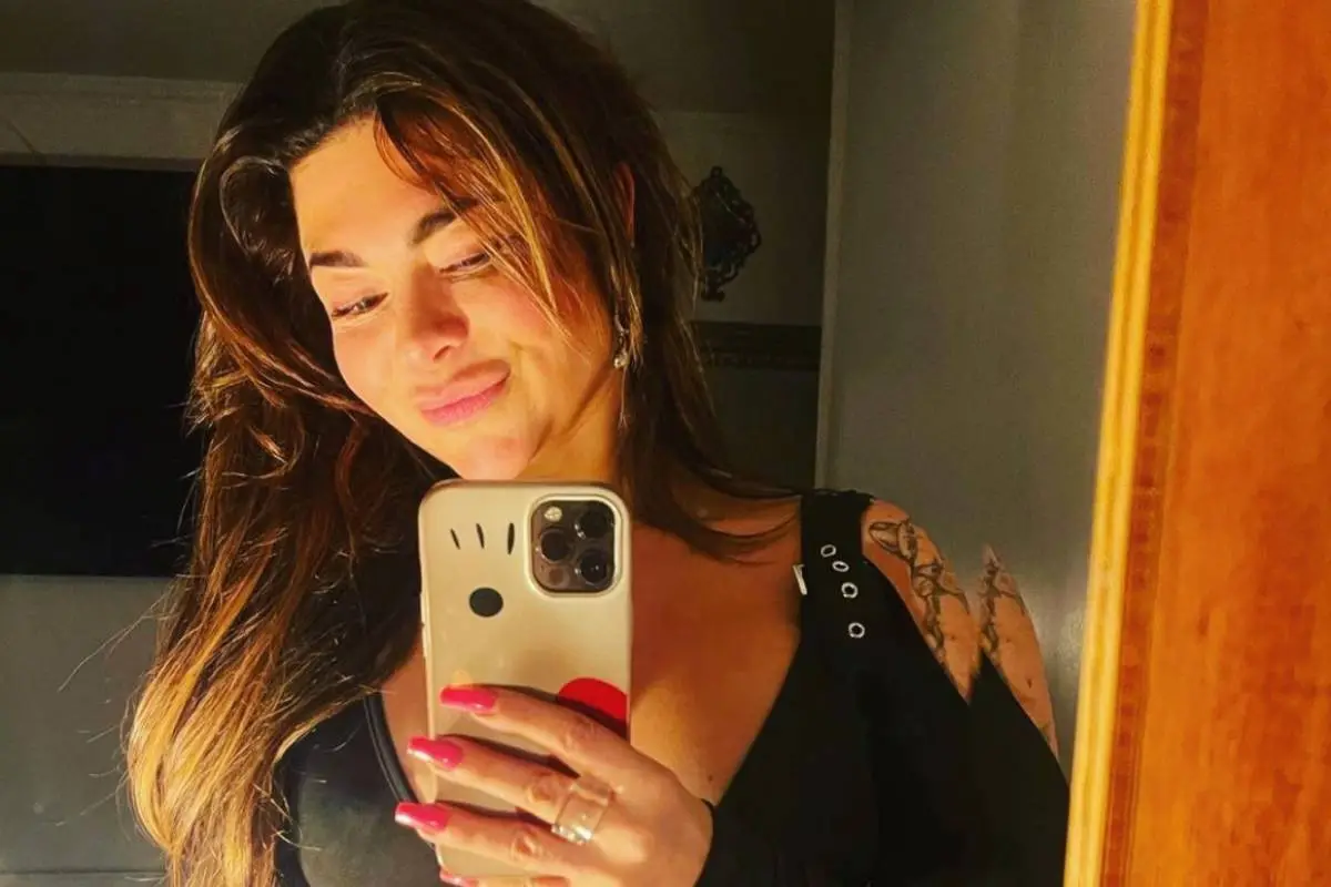selfie de Antonella Ríos frente al espejo
