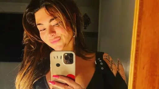 selfie de Antonella Ríos frente al espejo