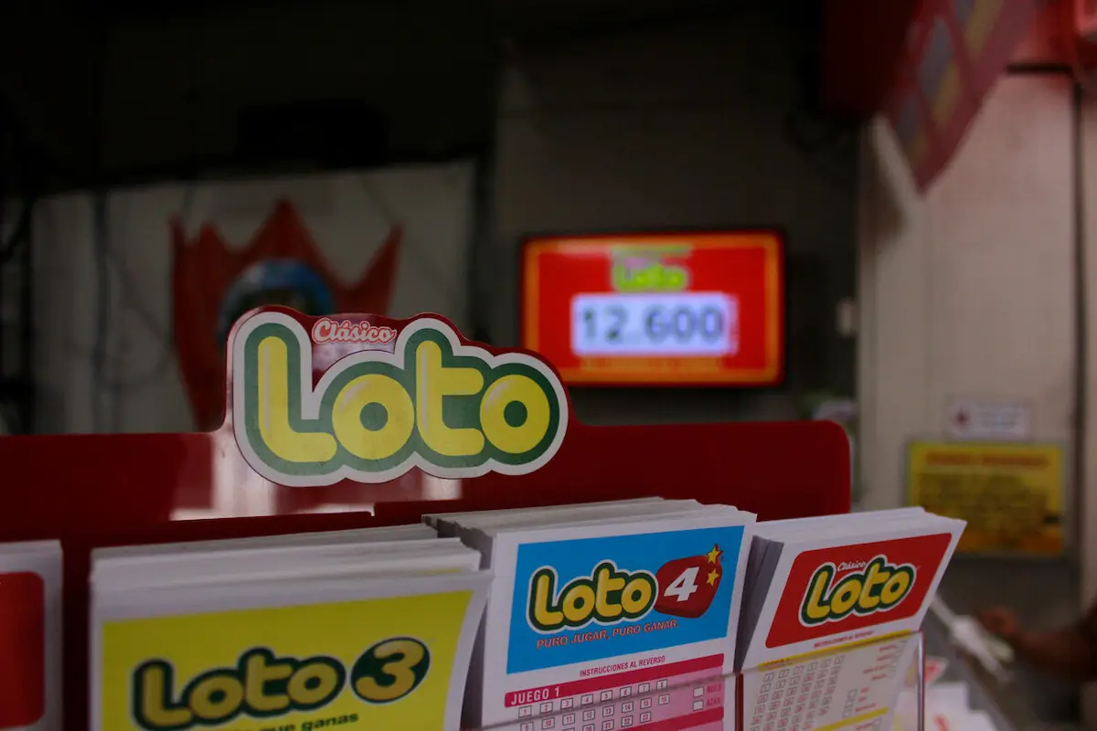 volantes y máquina del juego Loto de Polla Chilena de Beneficencia