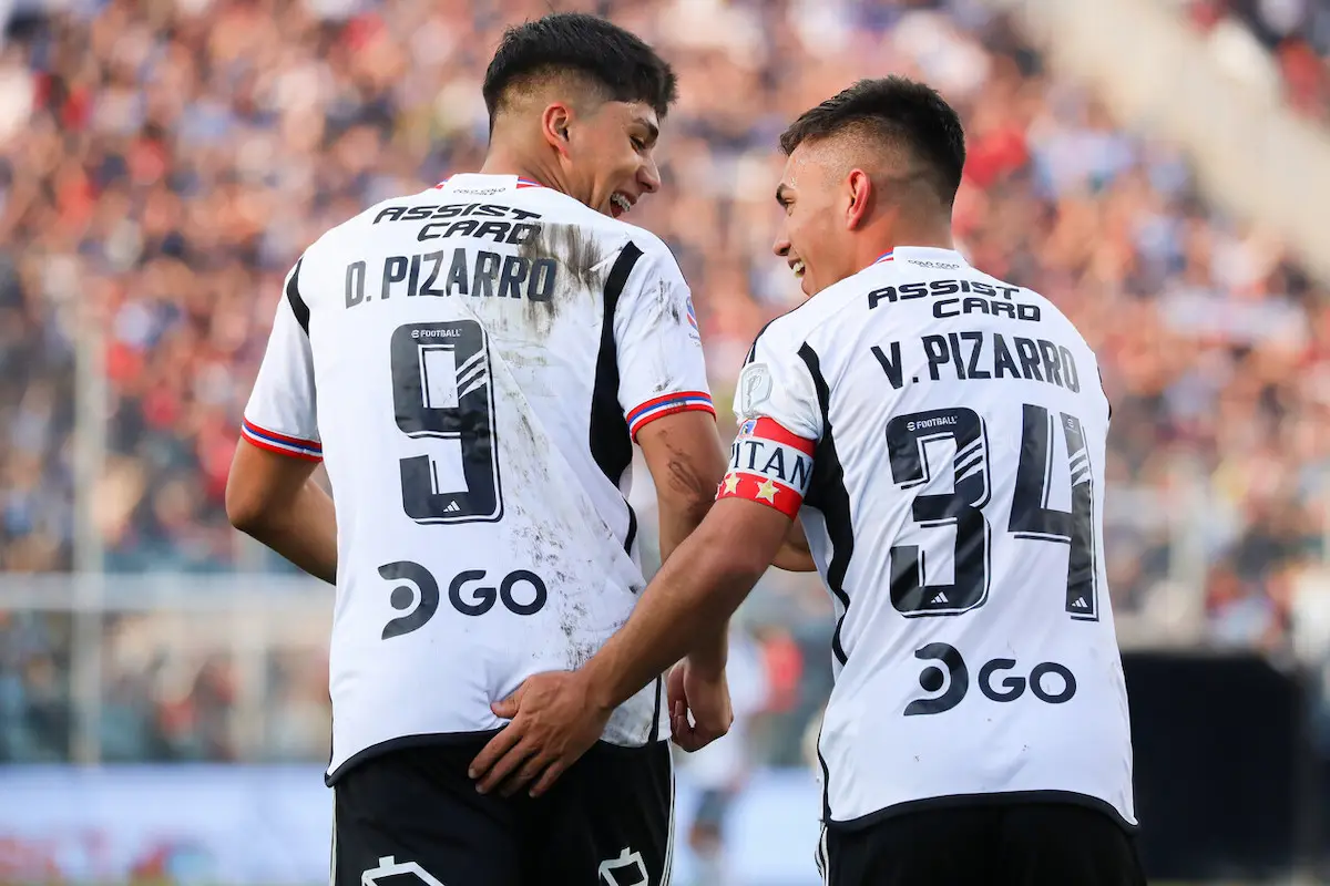 Damián Pizarro celebrando con Jordhy Thompson su gol a Cobresal