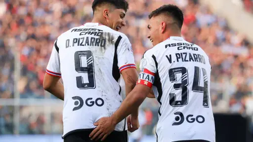 Damián Pizarro celebrando con Jordhy Thompson su gol a Cobresal