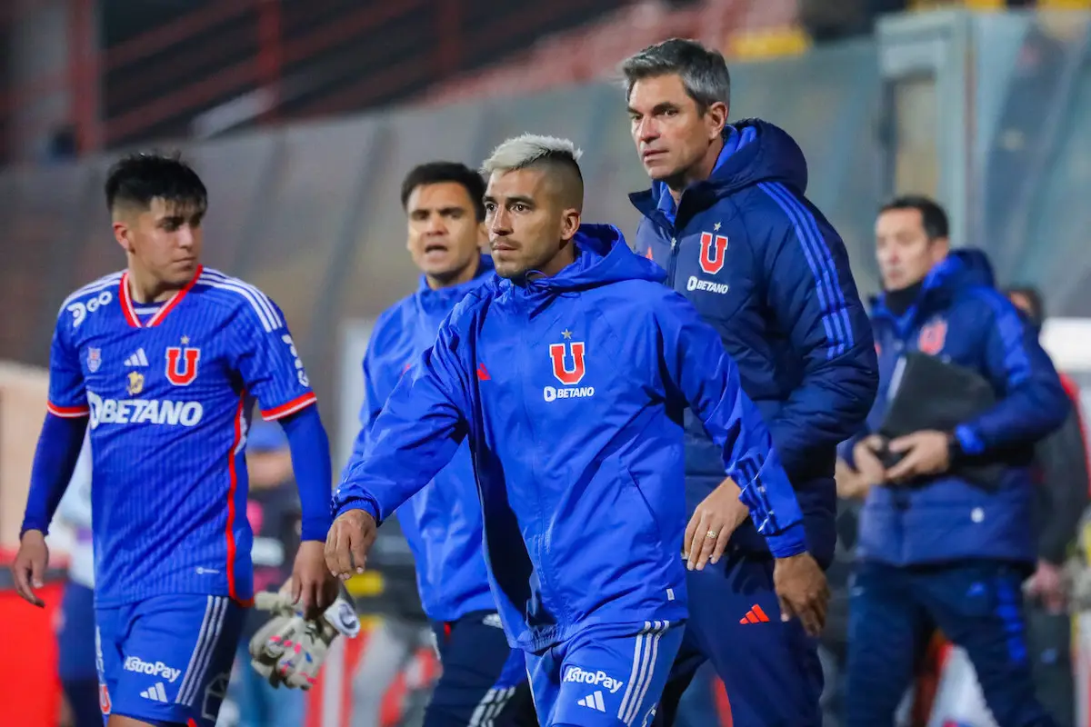 jugadores de Universidad de Chile con el DT Mauricio Pellegrino