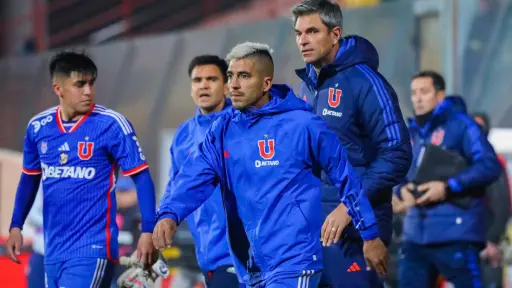 jugadores de Universidad de Chile con el DT Mauricio Pellegrino