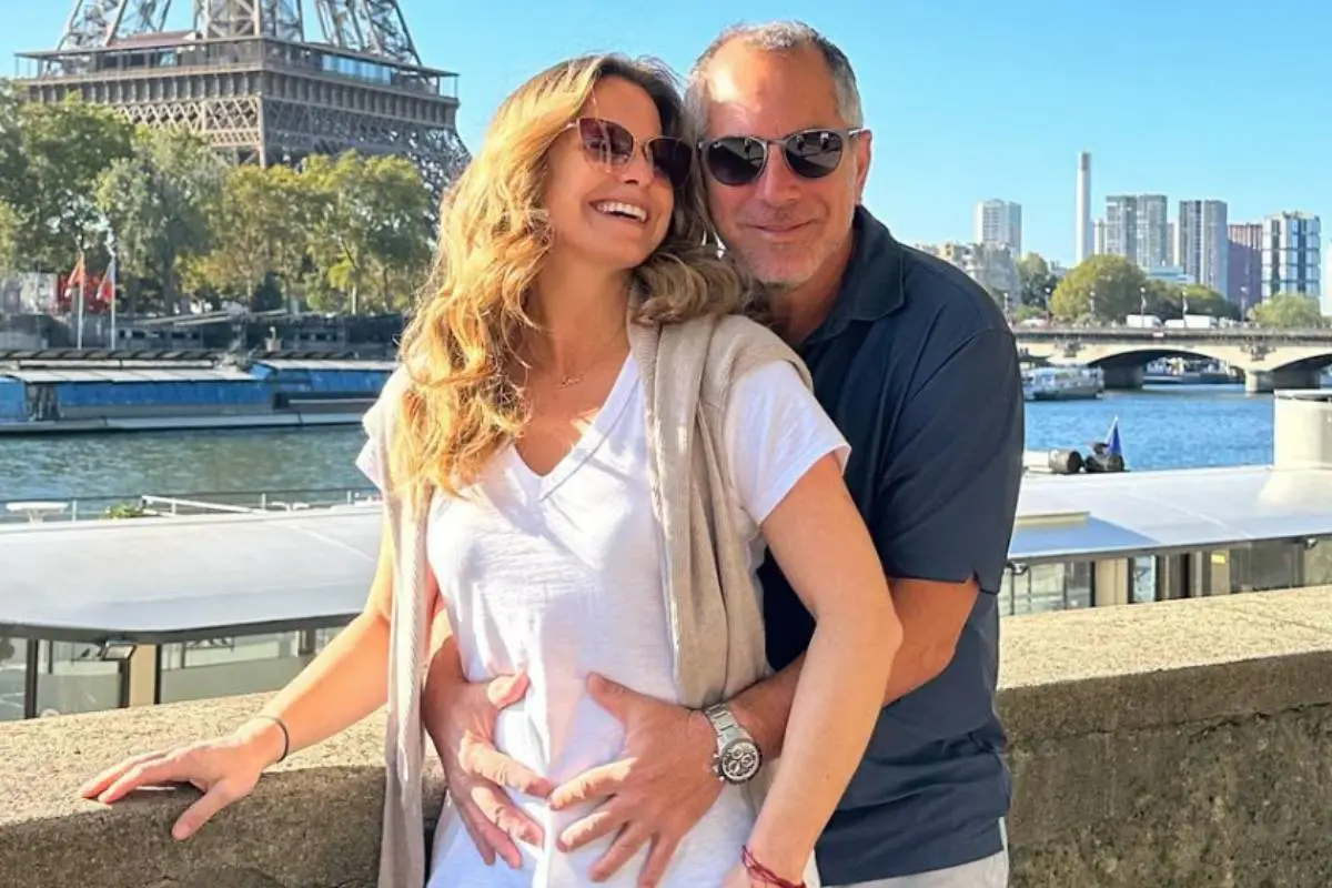 Soledad Onetto junto a su pareja en París