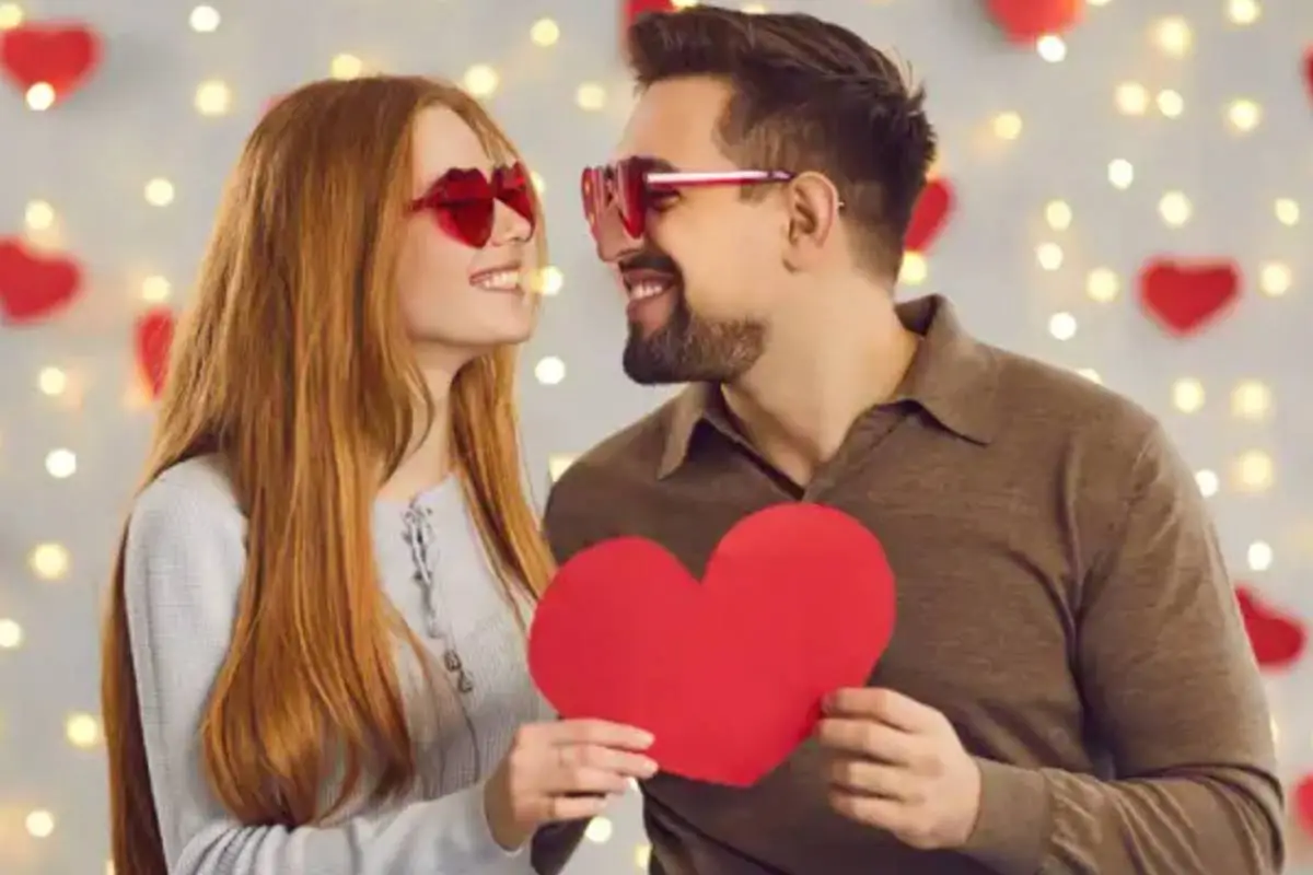 pareja abrazando corazón