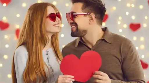 pareja abrazando corazón
