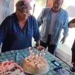 Paty Maldonado soplando su torta de cumpleaños