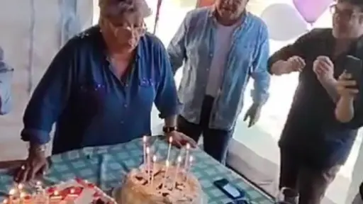 Paty Maldonado soplando su torta de cumpleaños