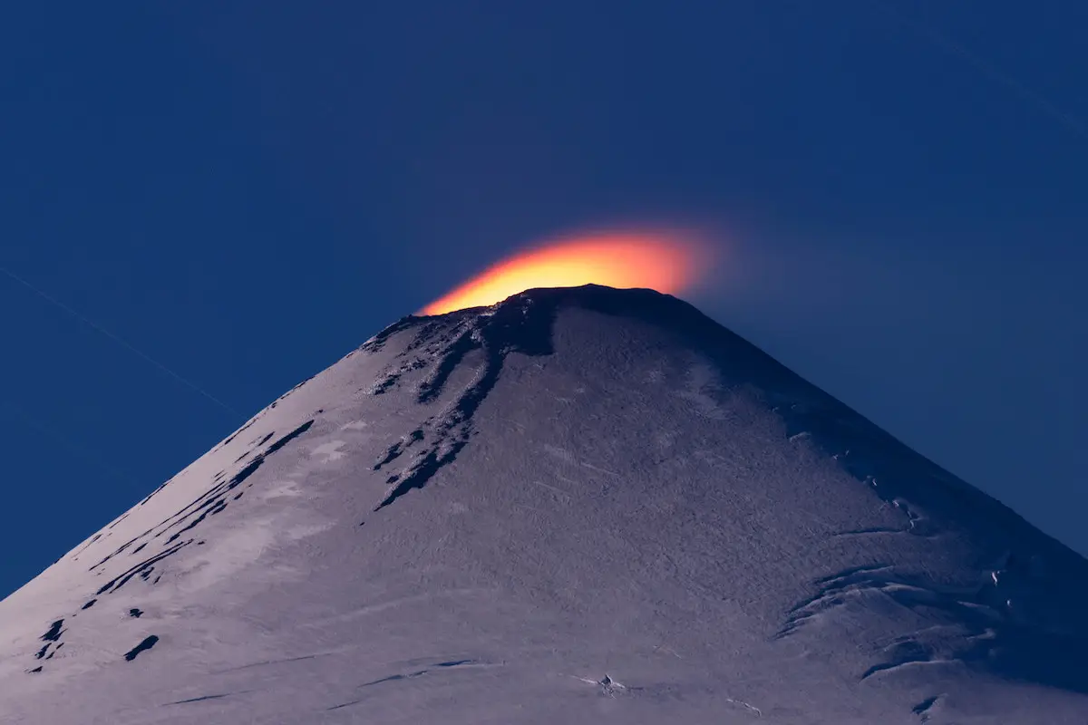 plano general del Volcán Villarrica en erupción