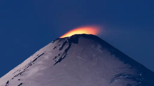 plano general del Volcán Villarrica en erupción