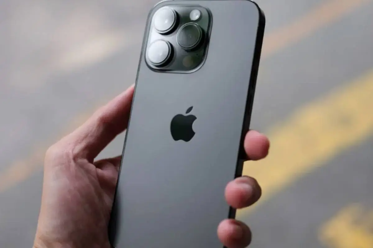 mano sosteniendo un iPhone 15, que acaba de lanzar Apple