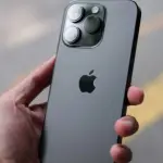 mano sosteniendo un iPhone 15, que acaba de lanzar Apple