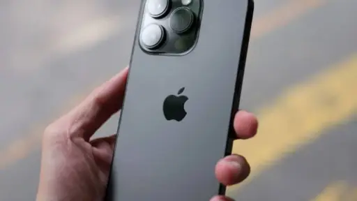 mano sosteniendo un iPhone 15, que acaba de lanzar Apple