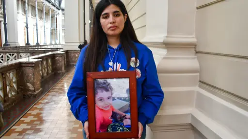 Estefanía Gutiérrez sosteniendo foto de su hijo Tomás Bravo