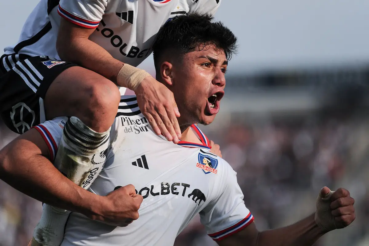 plano general de Damián Pizarro celebrando un gol sobre Cobresal