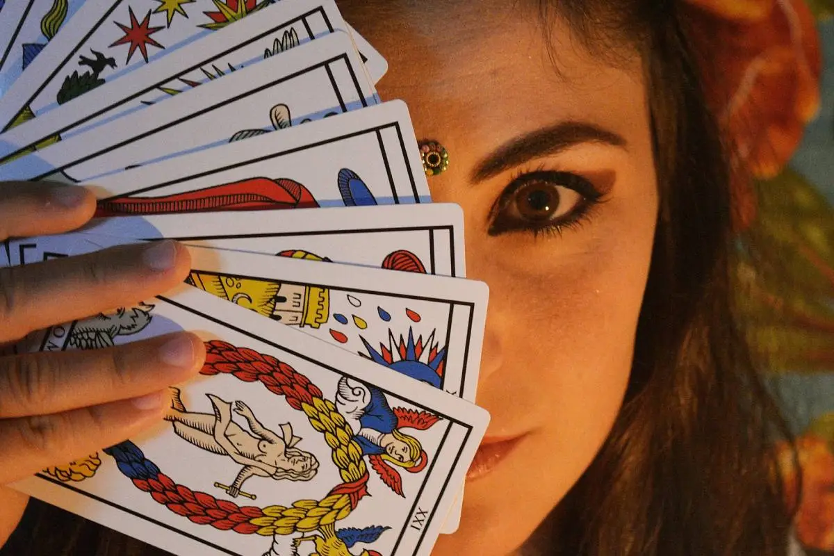 persona mostrando las cartas del tarot en primer plano
