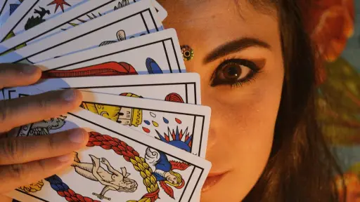persona mostrando las cartas del tarot en primer plano