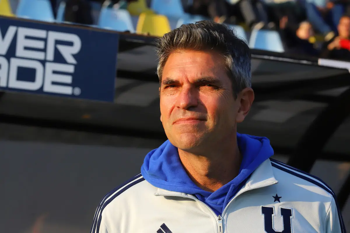 plano medio del rostro de Mauricio Pellegrino, técnico de la Universidad de Chile