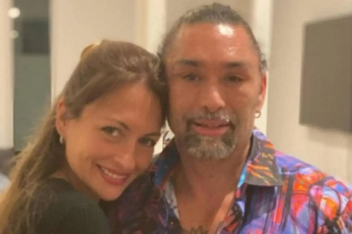 Marcelo Ríos junto a su esposa Paula Pavic