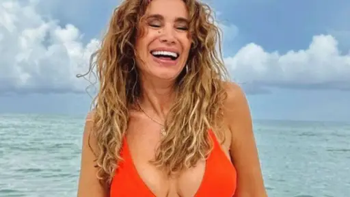 plano medio del rostro de Alejandra Fosalba en la playa