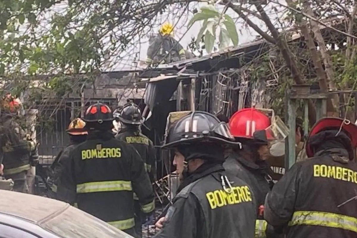 bomberos apaga incendio en Lo Espejo done hubo seis muertos