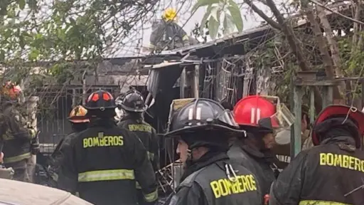 bomberos apaga incendio en Lo Espejo done hubo seis muertos