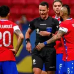 jugadores chilenos reclamando al árbitro Wilmer Roldán