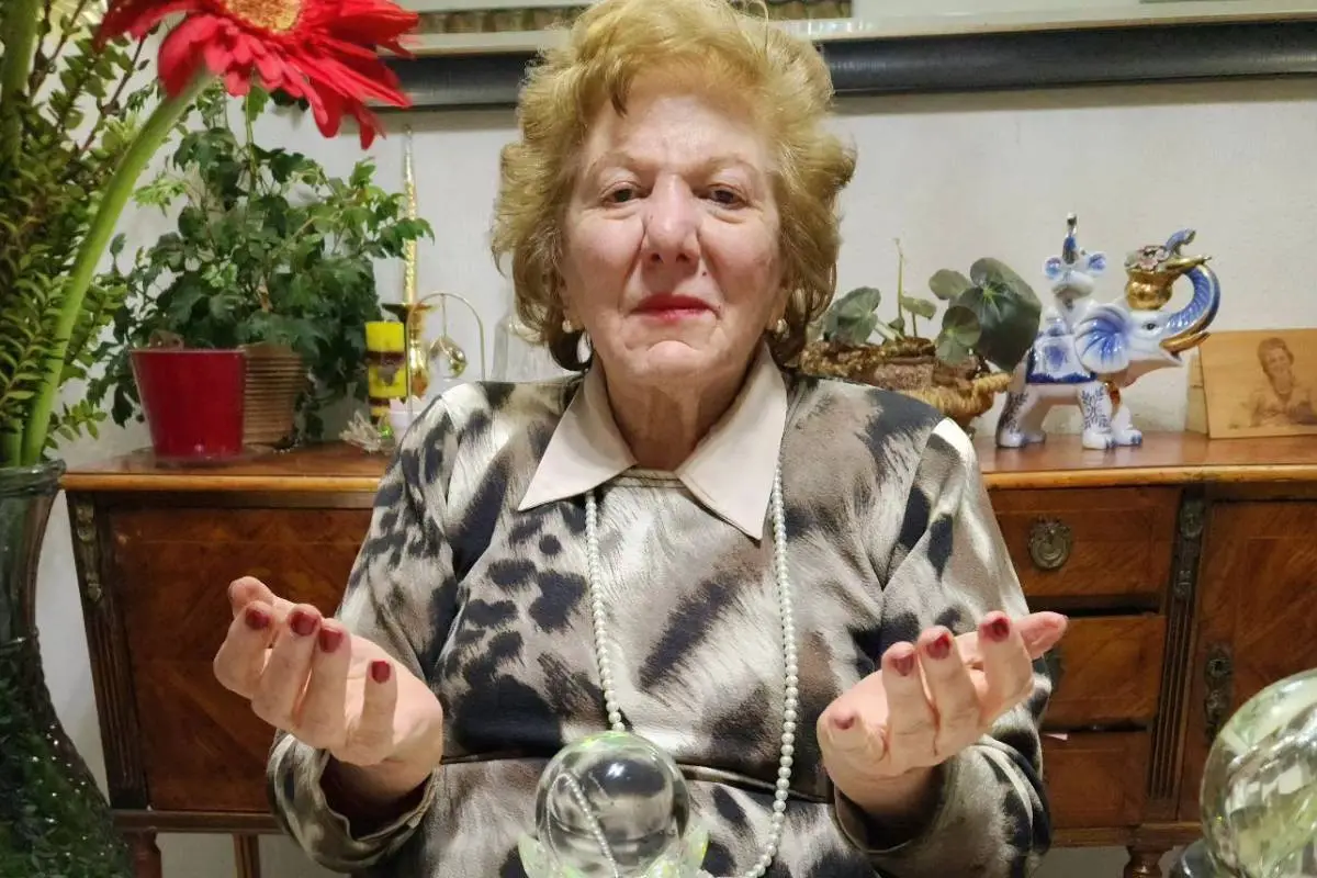 Yolanda Sultana junto a cartas del tarot y una bola de cristal