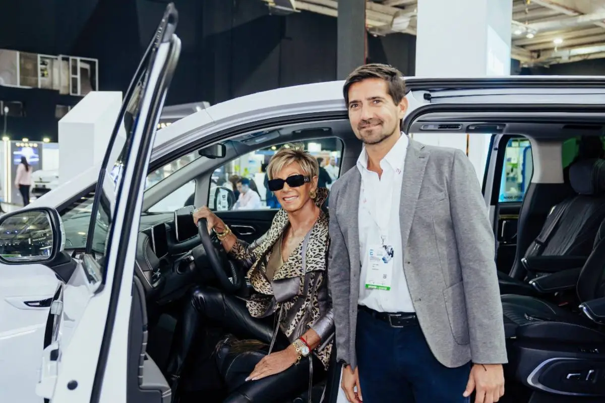 Raquel Argandoña junto a Félix Ureta en evento de electromovilidad
