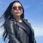 plano medio del rostro de Daniela Aránguiz con gafas y outfit negro
