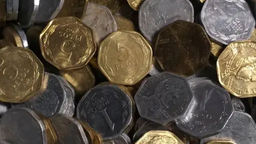 monedas de 1 y 5 pesos de Chile que están fuera de circulación