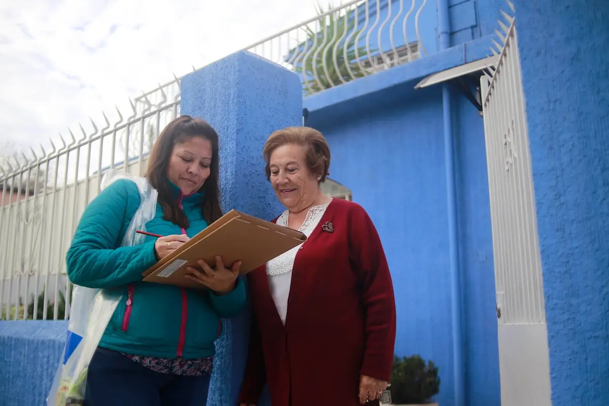 persona encuestando a una dueña de casa en el Censo