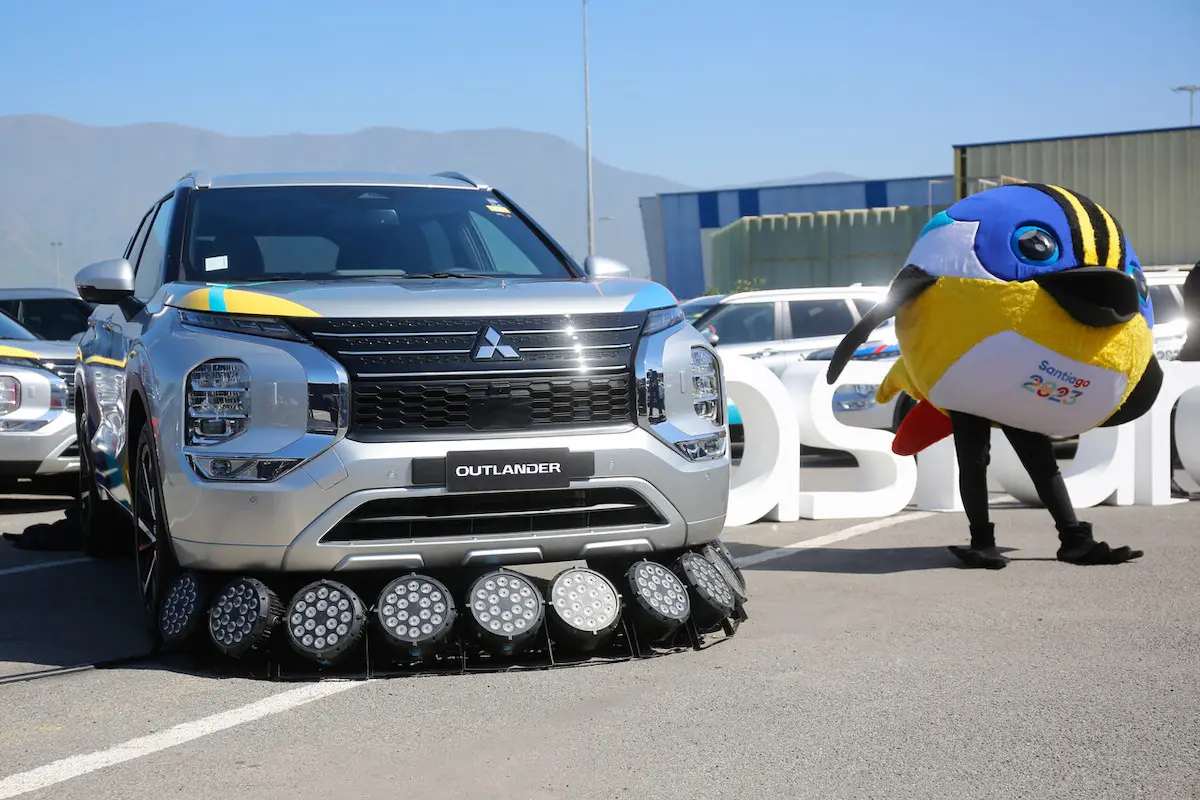 mascota Fiu junto auto oficial de Santiago 2023