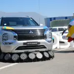 mascota Fiu junto auto oficial de Santiago 2023