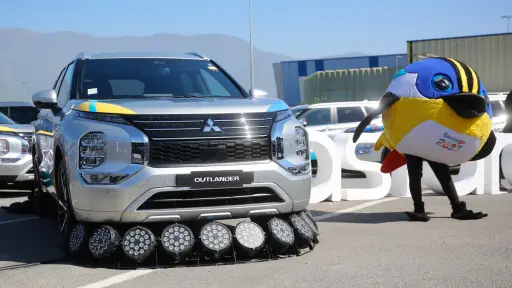 mascota Fiu junto auto oficial de Santiago 2023