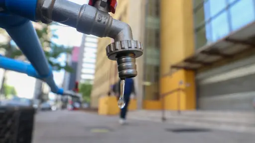 llave con una gota previo al corte de agua